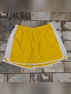 Nike Women’s Large Yellow Dri-FIT Athletic Running Shorts Sporty L